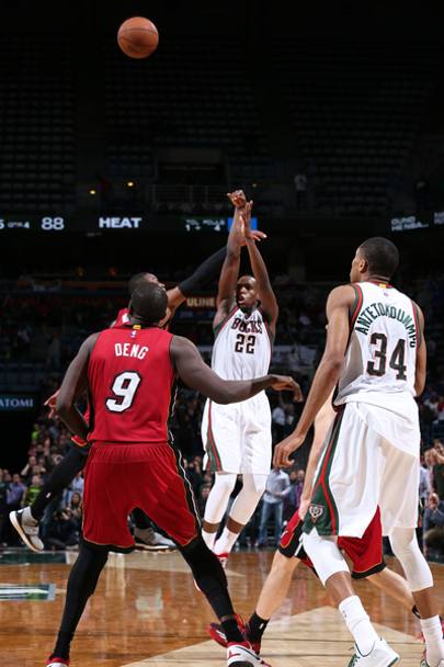 Khris Middleton, Milwaukee Bucks, al tiro contro i Miami Heat (Getty Images)